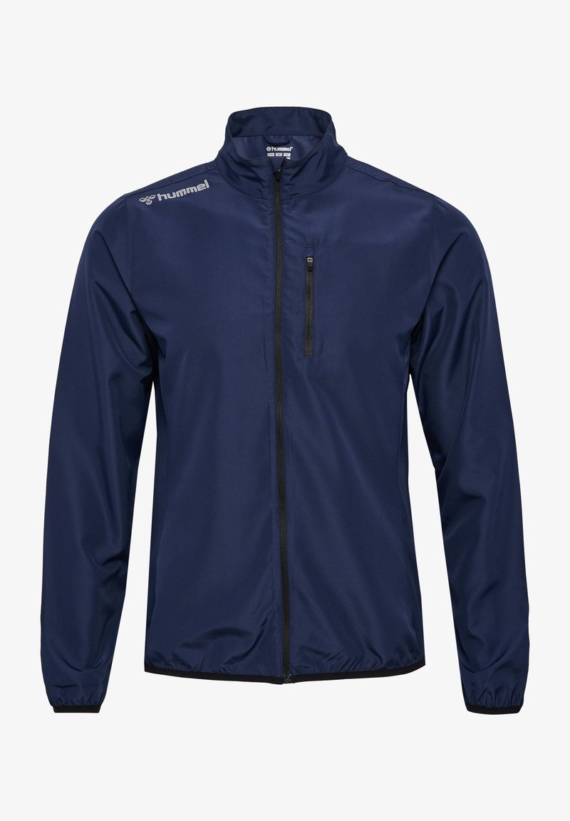 Marineblå vindjakke med lynlåslomme på brystet, høj krave, elastiske manchetter og let, glat tekstur. Logo på skulderen.