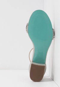Blue by Betsey Johnson Sandálias - silver