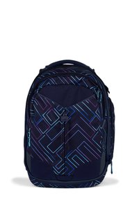 Mochila de color azul marino con un patrón geométrico en azul claro y púrpura. Cuenta con varios compartimentos y un panel trasero acolchado.