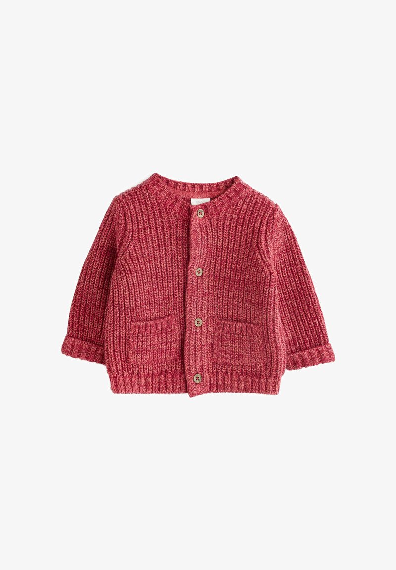 Cardigan bébé rouge tricoté avec manches longues, quatre boutons à l'avant et deux poches à l'avant.