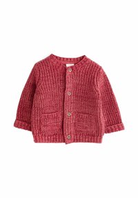 Cardigan pour bébé en maille bordeaux, avec un col rond, une fermeture à cinq boutons, deux poches avant et des poignets et un ourlet côtelés.