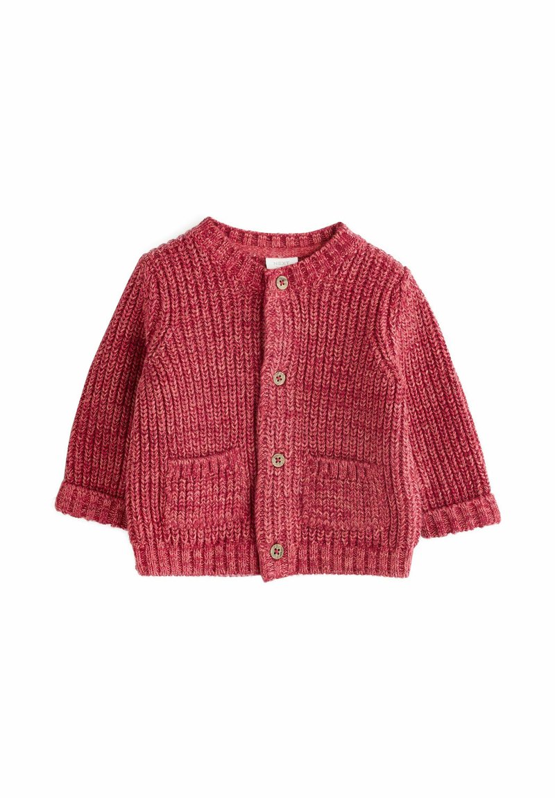 Cardigan pour bébé en maille bordeaux, avec un col rond, une fermeture à cinq boutons, deux poches avant et des poignets et un ourlet côtelés.
