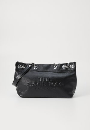 Schwarzledertasche mit weicher Textur, ausgestattet mit silbernen Kettenakzenten, geprägtem Text und geräumigem Design. Haken für einen verstellbaren Trageriemen.