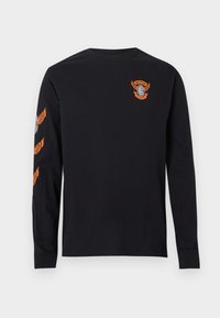 Maglietta nera a maniche lunghe in cotone con un logo arancione con ali sul petto sinistro e dettagli arancioni su entrambe le maniche.