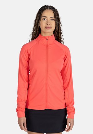 Helder koraalkleurige zip-up jack gemaakt van rekbaar materiaal, met een hoge kraag en lange mouwen, gecombineerd met een zwarte rok.