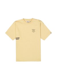 Camiseta de algodón amarilla de manga corta, con texto negro que dice "ENERGETIC REWIND SINCE 1972" y "CHARGE YOURSELF" en las mangas. Diseño simple.