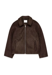 Giacca zip-up marrone scuro con texture, colletto ampio e due tasche a welt anteriori, disposta piana su uno sfondo bianco.