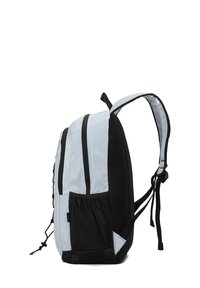 Sac à dos noir et gris clair avec une texture lisse, des bretelles rembourrées ajustables, une poche latérale en mesh et plusieurs compartiments zippés.