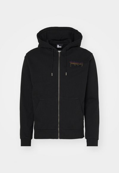 Čierna mikina na zips vyrobená z mäkkej textílie, s prednou vreckovou kapsou a farebným logom na ľavej strane hrude. Obsahuje podšitú kapucňu.