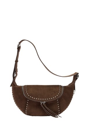 Brązowa zamszowa torebka na ramię w kształcie półksiężyca z regulowanym paskiem, srebrnymi ćwiekami wzdłuż krawędzi oraz przednim zamkiem błyskawicznym z dwoma skórzanymi frędzlami.