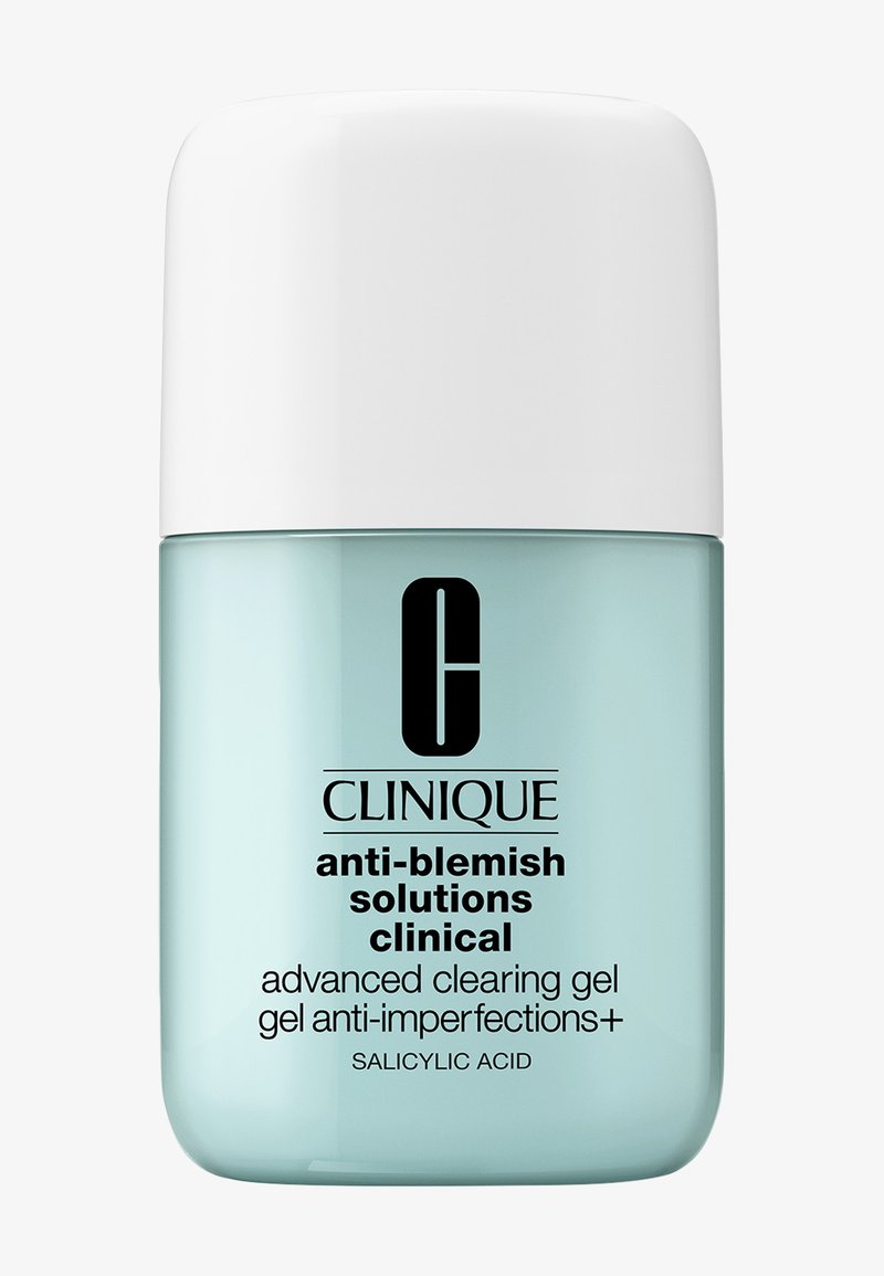 Klinisk anti-blemish løsninger gel i en klar beholder med hvitt lokk. Har fet svart tekst og en lys blå produktfarge.