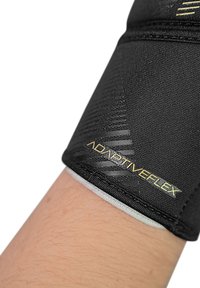 AdaptiveFlex Kompressionsärmel, schwarzer Stoff, strukturiert, mit weißem Innenfutter und goldenen sowie schwarzen Markenlogo-Details.