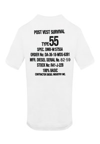 T-shirt bianco a maniche corte con testo nero sul retro, tra cui "POST VEST SURVIVAL," "TYPE 55," e vari codici alfanumerici.