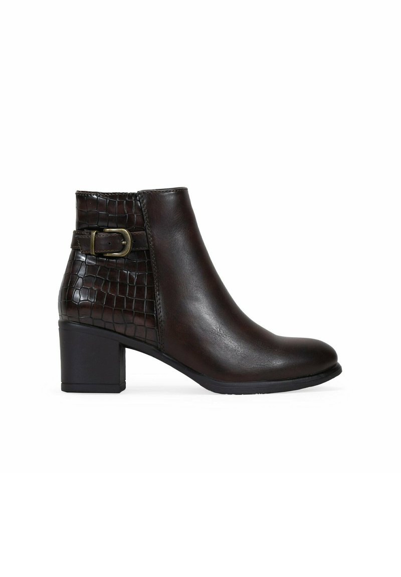 Stivaletto in pelle marrone con una texture a motivo coccodrillo sul lato, caratterizzato da una fibbia decorativa e un tacco a blocco di altezza media.