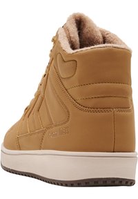 Brązowe sneakersy typu high-top wykonane z materiału syntetycznego, z miękką wyściółką z polaru, wyściełanym kołnierzem oraz gumową podeszwą z teksturowanym bieżnikiem.