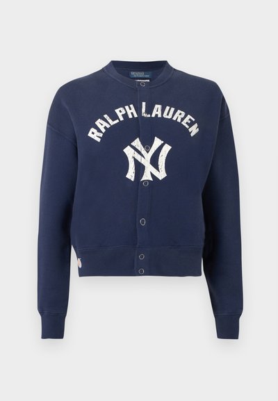 Σκούρο μπλε φούτερ με κουμπιά, με κείμενο "RALPH LAUREN" και φθαρμένο λογότυπο των New York Yankees στο μπροστινό μέρος, με ριμπ μανσέτες και τελείωμα.