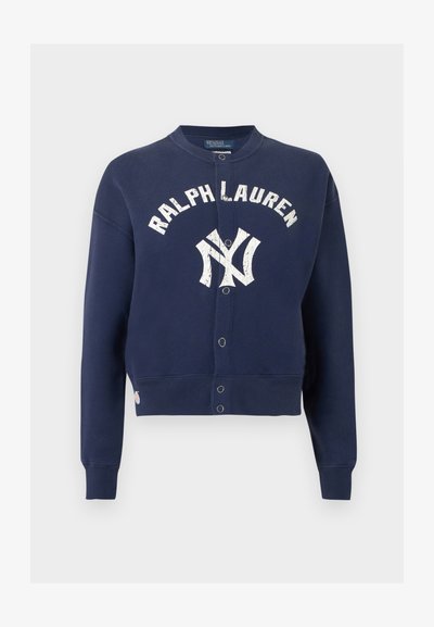 Σκούρο μπλε φούτερ με κουμπιά, με κείμενο "RALPH LAUREN" και φθαρμένο λογότυπο των New York Yankees στο μπροστινό μέρος, με ριμπ μανσέτες και τελείωμα.