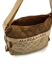 Borsa a tracolla marrone trapuntata con chiusura a zip, dotata di una tracolla beige chiaro e con il marchio "MARIAMARE" in stampa spessa sulla parte anteriore.