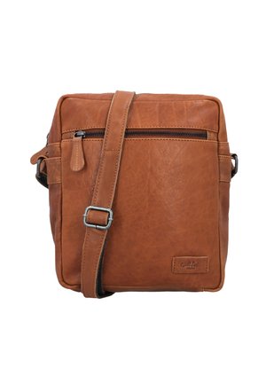 Brun læder crossbody taske med en lynlåslomme foran, justerbar rem og en struktureret overflade. Har logo detalje på forsiden.