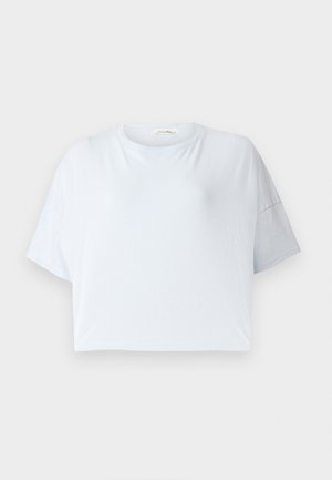 Lyseblå, kort t-skjorte laget av myk bomull. Har rund hals og korte ermer med en avslappet passform. Ingen synlige mønstre eller pynteelementer.