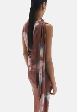 Haut sans manches rose avec un dos fluide, présentant un motif floral en bleu et crème, fabriqué en textile léger.