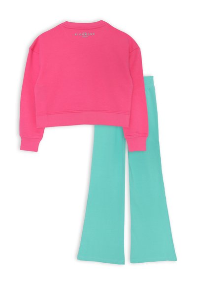 Felpa cropped rosa con polsini e scollatura a costine, abbinata a pantaloni larghi turchesi. Entrambi realizzati in un morbido tessuto elasticizzato.