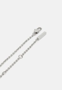 Zilveren kettinghalsketting met elkaar verbonden ronde schakels, een rechthoekig hangertje met graveerwerk en een karabijnhaaksluiting.