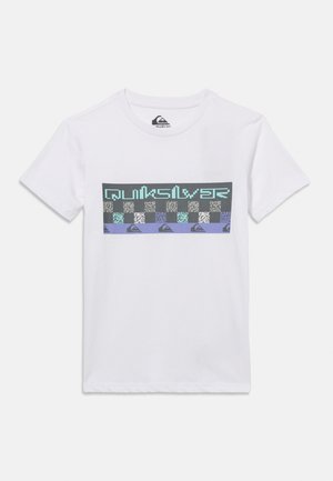 Bela kratka majica z okroglimi rokavi, na kateri je pravokoten motiv z napisom »Quiksilver«, večbarvnimi kvadrati in logotipom znamke na črno-vijoličnem ozadju.