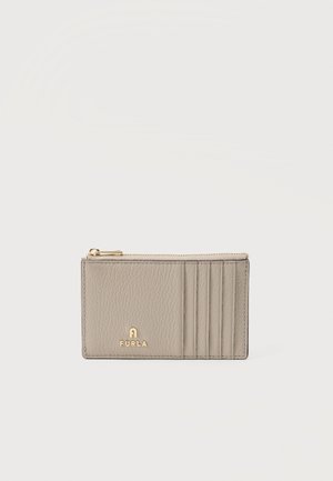 Portacarte in pelle beige chiaro con cerniera dorata e logo Furla, con quattro fessure per carte sul lato destro.