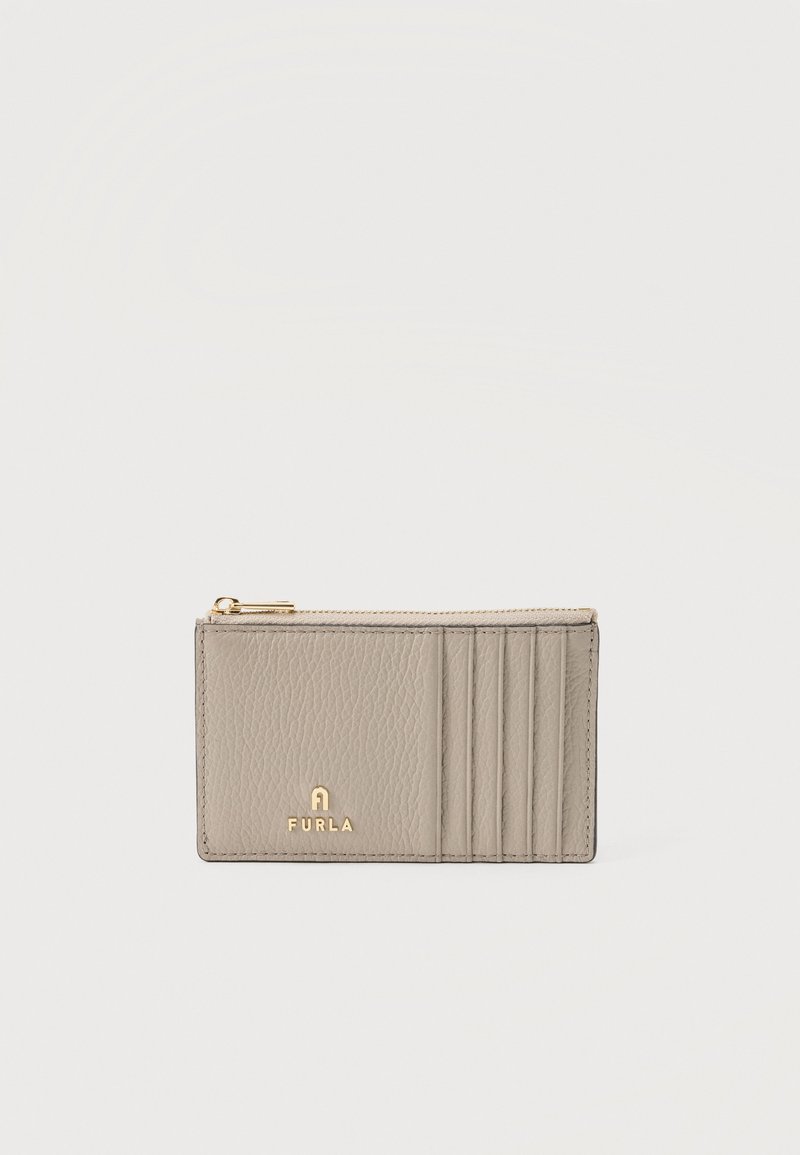 Porte-cartes en cuir beige clair avec fermeture éclair dorée et logo Furla, doté de quatre emplacements pour cartes sur le côté droit.
