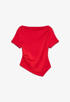Haut rouge à manches courtes avec un design décolleté. Fabriqué en tissu doux, il présente une texture drapée et un ourlet asymétrique.