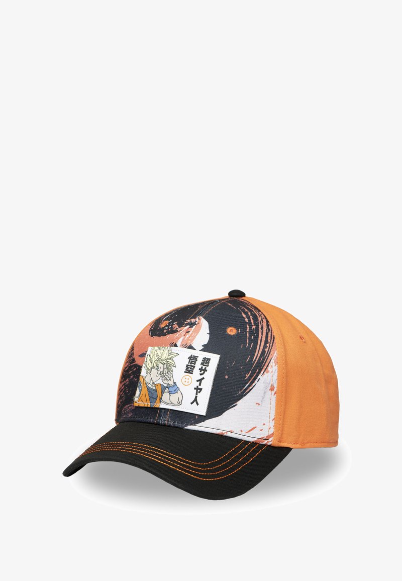 Casquette de baseball avec visière noire, panneaux orange et patch de Dragon Ball Goku avec du texte japonais sur le panneau avant.