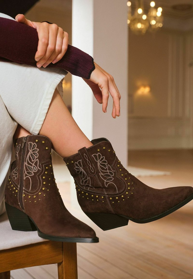 Love Roses REGULAR FIT STUDDED WESTERN MID BLOCK HEEL