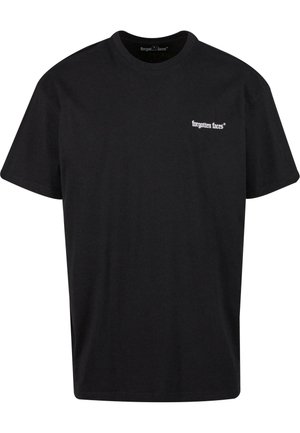 T-shirt in cotone nero con collo giro, maniche corte e un piccolo logo bianco "forgotten faces" sul lato sinistro del petto. Design semplice.