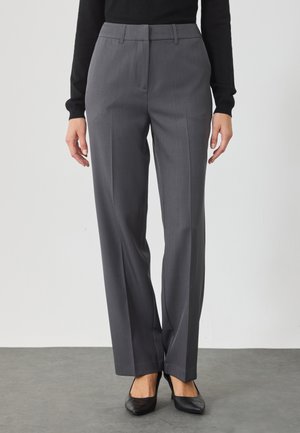 Grijze op maat gemaakte broek met een recht ontwerp, voorzien van subtiele strepen, voorzakken en een gladde textuur. Gecombineerd met zwarte hakken.