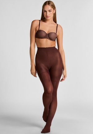 Braune nahtlose hochtaillierte Strumpfhosen mit glatter Textur, kombiniert mit einem passenden braunen formgebenden BH mit verstellbaren Trägern.