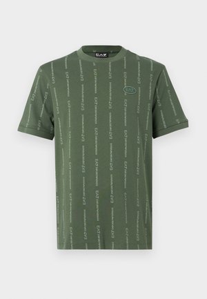 Camiseta verde de manga corta con rayas verticales del logo EA7 Emporio Armani y un parche ovalado EA7 en el lado izquierdo del pecho.