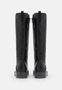 Bottes noires en cuir jusqu'au genou avec une texture lisse, fermetures éclair sur les côtés, semelle en caoutchouc et languettes à l'arrière pour un enfilage facile.