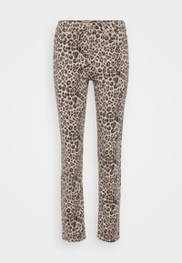 Kalhoty s leopardím potiskem v béžové barvě s černými skvrnami. Mají úzký střih, pět kapes a zapínání na zip s knoflíkem.