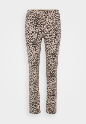 Pantalones de estampado de leopardo en beige con manchas negras. Presentan un ajuste slim, diseño de cinco bolsillos y cierre de cremallera con botón.