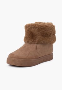 Bota de ante marrón con un puño de pelaje sintético, punta redondeada, suela texturizada y una plataforma baja. El diseño es casual y cálido.
