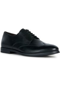 Chaussure habillée en cuir noir avec un bout arrondi, un design à lacets et des coutures décoratives. Présente une finition lisse et une semelle basse et plate.