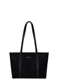 Bolso tote de ante negro con asas de cuero suave, forma rectangular y un diseño minimalista. Presenta un logo sutil en la parte frontal.