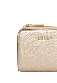 Portafoglio metallico dorato con superficie in similpelle testurizzata e accessori in metallo dorato lucido. Presenta il logo "LIU JO" impresso a rilievo sulla parte anteriore.