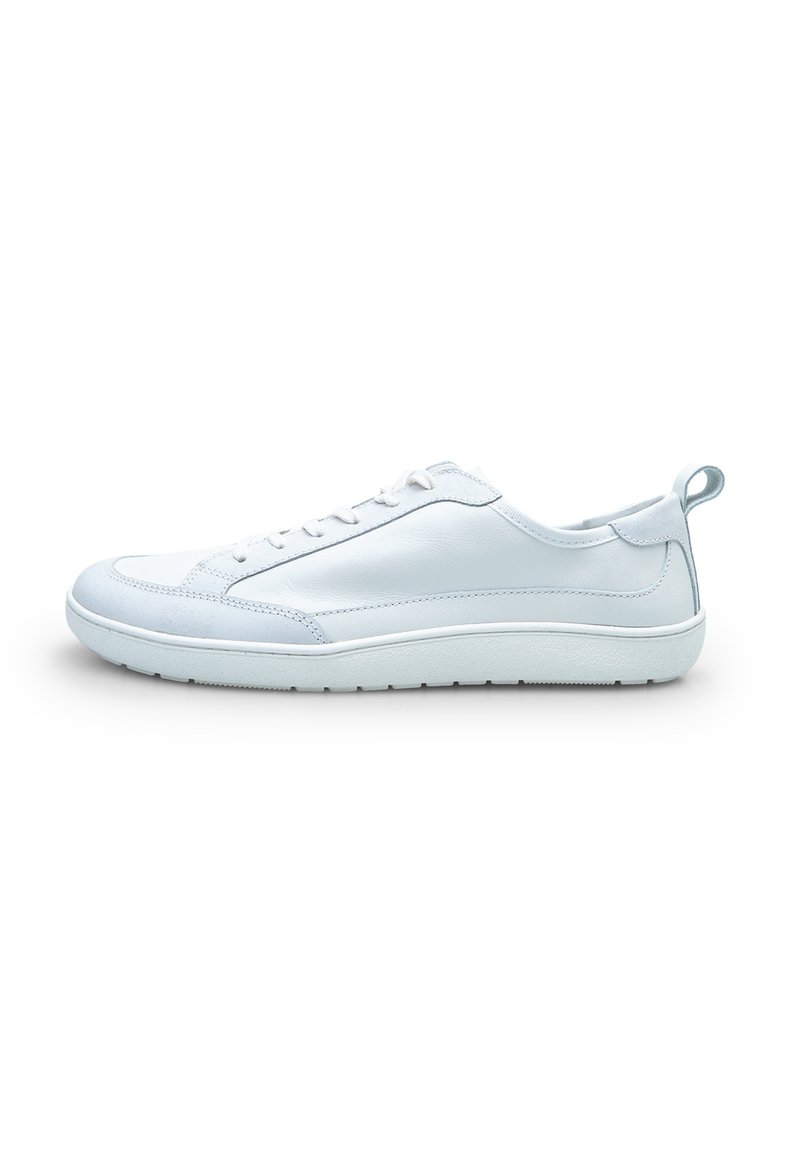 Sneaker din piele albă cu un design low-profile, bot rotund, închidere cu şnururi şi o talpă din cauciuc texturată. Are un mic tab de călcâi.