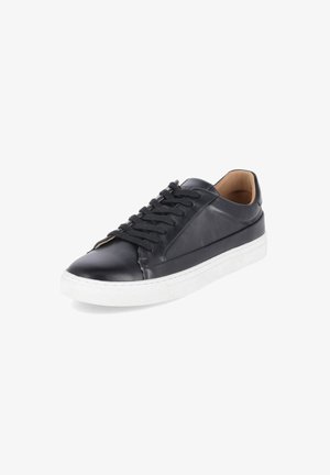 Schwarze Ledersneaker mit glatter Oberfläche, runder Zehenpartie und kontrastierender weißer Gummisohle; ausgestattet mit schwarzen Schnürsenkeln und subtilen Designelementen.