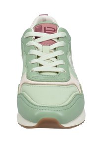 Sneaker verde con tomaia in pelle liscia, dettagli bianchi e rosa chiaro, lacci texturizzati e suola in gomma con un motivo scanalato.