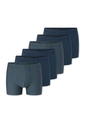 Pięć par męskich bokserek, trzy jednolite granatowe oraz dwie granatowe z pionowymi żółtymi i zielonymi paskami, ułożone w stopniowanym rzędzie.