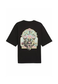 Sort bomulds t-shirt med et stort grafisk motiv af en brølende panter og "PUMA" tekst samt farverige geometriske accenter. Korte ærmer, afslappet pasform.
