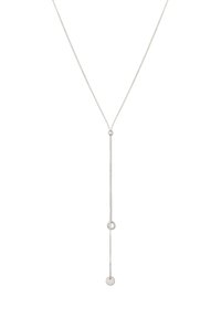 Sølv halskæde med en tynd kæde, der har en rund vedhæng for enden og en cirkulær forbindelse, elegant minimalistisk design.